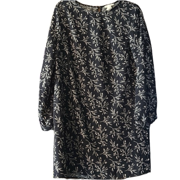 H&M Dresses & Skirts - H&M navy flower dress